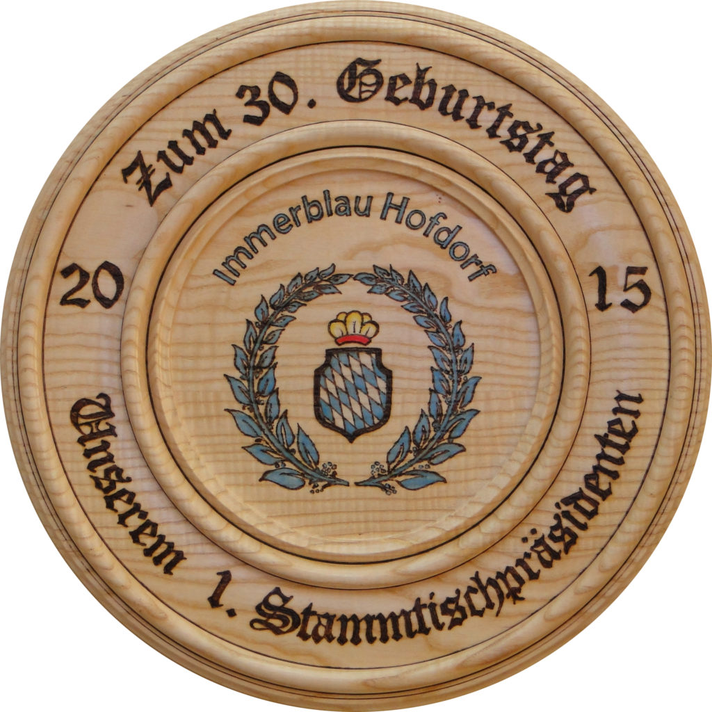 Die Schützenscheibe zum 30. Geburtstag mit dem Wappen des Vereins "Immerblau Hofdorf"