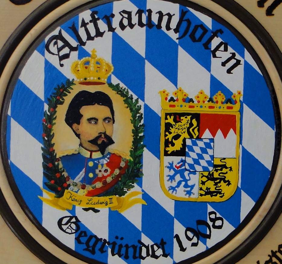Das Ludwig-Porträt wird von zarten Ranken und das Wappen des Freistaats Bayern