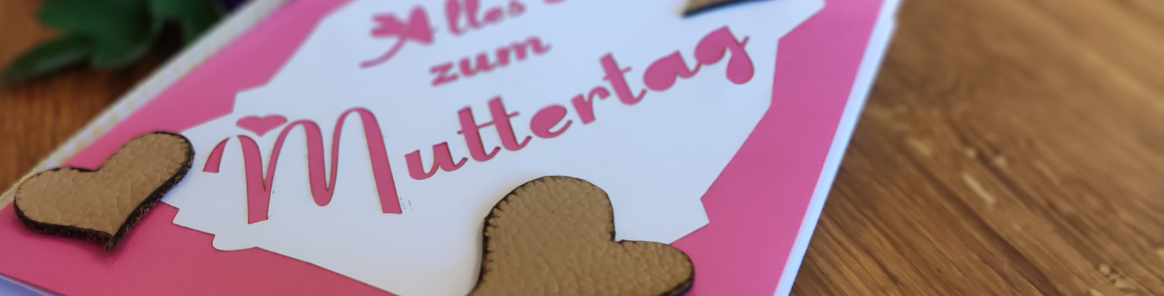 Das Highlight: kleine Herzen aus Leder, die der Karte nicht nur eine edle Note verleihen.