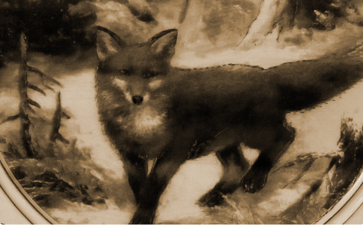 Ein Fuchs, ruhig und bedacht, schlendert durch eine verschneite Winterlandschaft