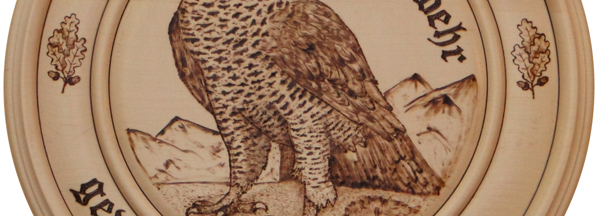 Schützenscheibe aus Ahorn mit Habichtmotiv, Inschrift „Schützenkönig – Luftgewehr“, Eichenlaubornamenten und feiner Brandmalerei – handgefertigt und traditionsreich.