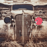 Traditionelle Schützenscheibe mit Auto-Motiv, Inschrift und Einschusslöchern, gewidmet dem besten Schützen.
