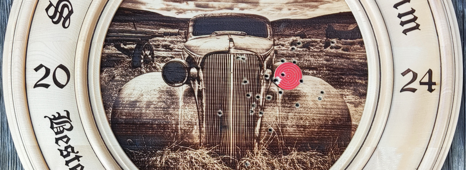Traditionelle Schützenscheibe mit Auto-Motiv, Inschrift und Einschusslöchern, gewidmet dem besten Schützen.