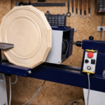 Langsam entsteht aus einem schlichten Holzstück eine Scheibe mit Charakter.