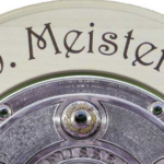 Personalisierte Geburtstags-Meisterscheibe aus gedrechseltem Ahorn, mit Gravur „Zur 40. Meisterschaft“ und hochwertiger Lackierung zum Schutz des Holzes.