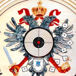 Die 12-eckige Schützenscheibe aus Ahornholz, handgedrechselt, lackiert, mit detailliertem Schützenvogel-Motiv und Zielscheibe in Acryl.